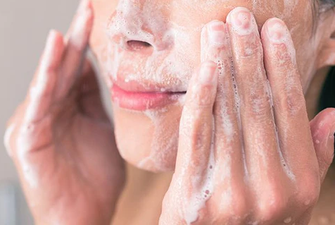 prepping your skin before applying makeup