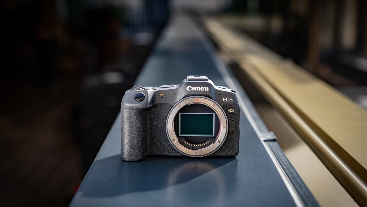 Canon EOS R8 mirrorless dynamic range camera